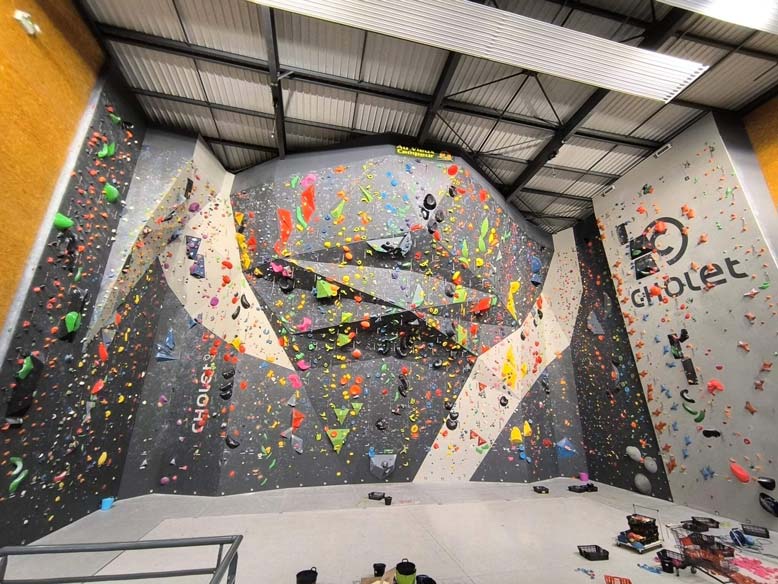 Mur d'escalade avec ouverture de voies. 